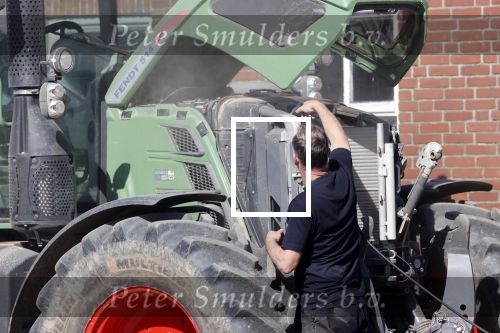 Oeffelt Boxmeer 22 april 2020
Boer Geert gaat op zijn verjaardag gewoon aan het werkt. Geert zit in Boer zoekt vouw.