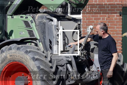Oeffelt Boxmeer 22 april 2020
Boer Geert gaat op zijn verjaardag gewoon aan het werkt. Geert zit in Boer zoekt vouw.
