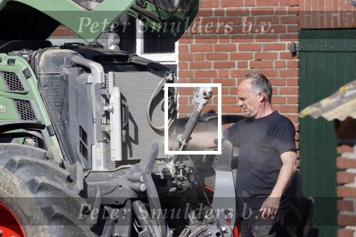 Oeffelt Boxmeer 22 april 2020
Boer Geert gaat op zijn verjaardag gewoon aan het werkt. Geert zit in Boer zoekt vouw.