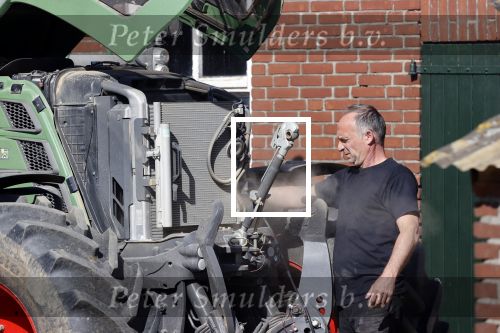 Oeffelt Boxmeer 22 april 2020
Boer Geert gaat op zijn verjaardag gewoon aan het werkt. Geert zit in Boer zoekt vouw.