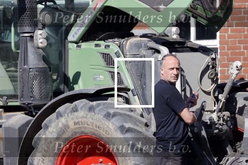 Oeffelt Boxmeer 22 april 2020
Boer Geert gaat op zijn verjaardag gewoon aan het werkt. Geert zit in Boer zoekt vouw.