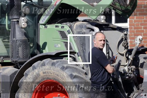 Oeffelt Boxmeer 22 april 2020
Boer Geert gaat op zijn verjaardag gewoon aan het werkt. Geert zit in Boer zoekt vouw.