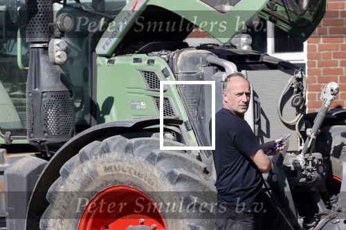 Oeffelt Boxmeer 22 april 2020
Boer Geert gaat op zijn verjaardag gewoon aan het werkt. Geert zit in Boer zoekt vouw.