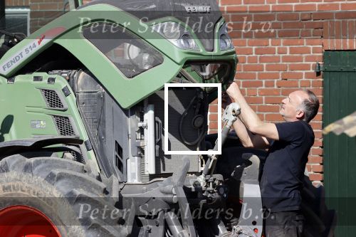 Oeffelt Boxmeer 22 april 2020
Boer Geert gaat op zijn verjaardag gewoon aan het werkt. Geert zit in Boer zoekt vouw.