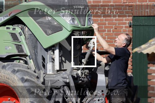 Oeffelt Boxmeer 22 april 2020
Boer Geert gaat op zijn verjaardag gewoon aan het werkt. Geert zit in Boer zoekt vouw.