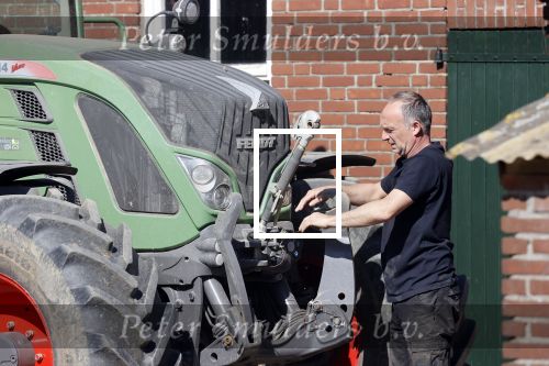 Oeffelt Boxmeer 22 april 2020
Boer Geert gaat op zijn verjaardag gewoon aan het werkt. Geert zit in Boer zoekt vouw.