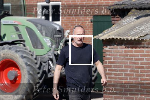 Oeffelt Boxmeer 22 april 2020
Boer Geert gaat op zijn verjaardag gewoon aan het werkt. Geert zit in Boer zoekt vouw.