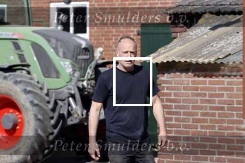 Oeffelt Boxmeer 22 april 2020
Boer Geert gaat op zijn verjaardag gewoon aan het werkt. Geert zit in Boer zoekt vouw.