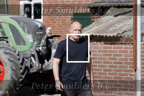 Oeffelt Boxmeer 22 april 2020
Boer Geert gaat op zijn verjaardag gewoon aan het werkt. Geert zit in Boer zoekt vouw.