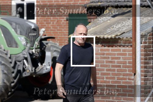 Oeffelt Boxmeer 22 april 2020
Boer Geert gaat op zijn verjaardag gewoon aan het werkt. Geert zit in Boer zoekt vouw.
