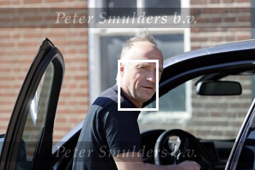 Oeffelt Boxmeer 22 april 2020
Boer Geert gaat op zijn verjaardag gewoon aan het werkt. Geert zit in Boer zoekt vouw.