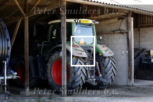 Oeffelt Boxmeer 22 april 2020
Boer Geert gaat op zijn verjaardag gewoon aan het werkt. Geert zit in Boer zoekt vouw.