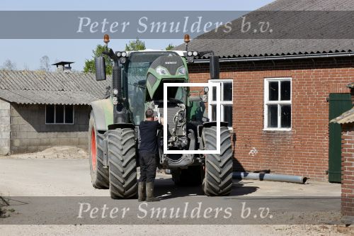 Oeffelt Boxmeer 22 april 2020
Boer Geert gaat op zijn verjaardag gewoon aan het werkt. Geert zit in Boer zoekt vouw.