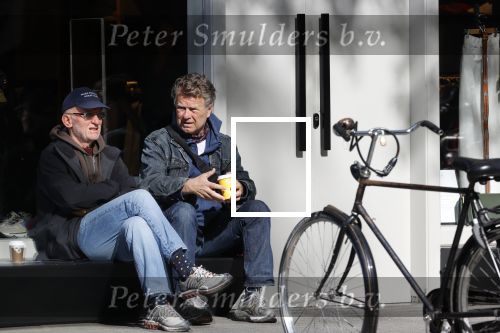 Amsterdam 24 april 2020
Boris Dittrich en zijn partner Jehoshua Rozenman srinken op straat een koffietje .