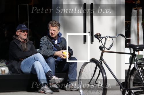 Amsterdam 24 april 2020
Boris Dittrich en zijn partner Jehoshua Rozenman srinken op straat een koffietje .
