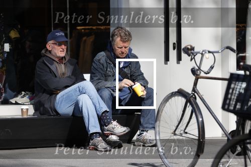 Amsterdam 24 april 2020
Boris Dittrich en zijn partner Jehoshua Rozenman srinken op straat een koffietje .