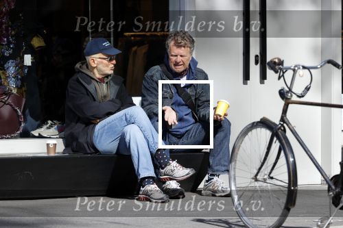 Amsterdam 24 april 2020
Boris Dittrich en zijn partner Jehoshua Rozenman srinken op straat een koffietje .