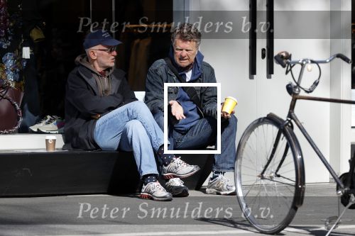 Amsterdam 24 april 2020
Boris Dittrich en zijn partner Jehoshua Rozenman srinken op straat een koffietje .