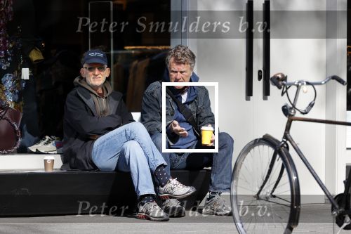 Amsterdam 24 april 2020
Boris Dittrich en zijn partner Jehoshua Rozenman srinken op straat een koffietje .