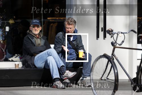 Amsterdam 24 april 2020
Boris Dittrich en zijn partner Jehoshua Rozenman srinken op straat een koffietje .