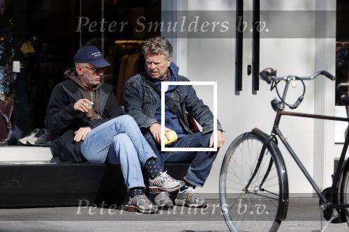 Amsterdam 24 april 2020
Boris Dittrich en zijn partner Jehoshua Rozenman srinken op straat een koffietje .