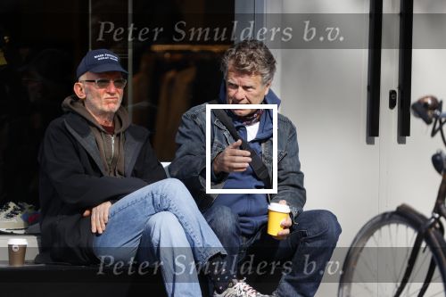 Amsterdam 24 april 2020
Boris Dittrich en zijn partner Jehoshua Rozenman srinken op straat een koffietje .