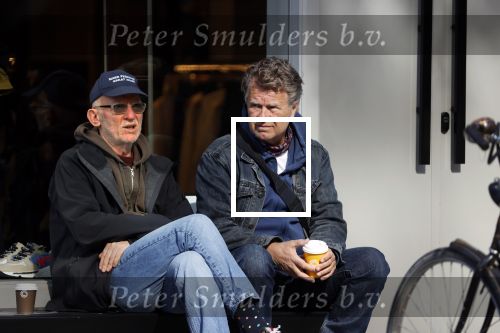 Amsterdam 24 april 2020
Boris Dittrich en zijn partner Jehoshua Rozenman srinken op straat een koffietje .