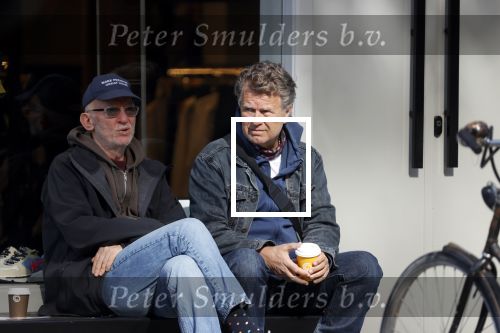 Amsterdam 24 april 2020
Boris Dittrich en zijn partner Jehoshua Rozenman srinken op straat een koffietje .