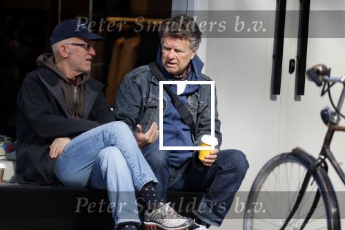 Amsterdam 24 april 2020
Boris Dittrich en zijn partner Jehoshua Rozenman srinken op straat een koffietje .