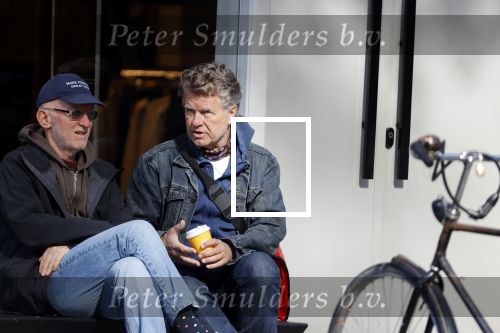 Amsterdam 24 april 2020
Boris Dittrich en zijn partner Jehoshua Rozenman srinken op straat een koffietje .