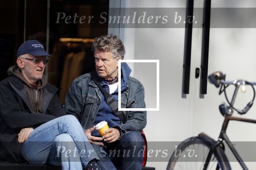 Amsterdam 24 april 2020
Boris Dittrich en zijn partner Jehoshua Rozenman srinken op straat een koffietje .