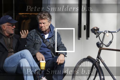 Amsterdam 24 april 2020
Boris Dittrich en zijn partner Jehoshua Rozenman srinken op straat een koffietje .