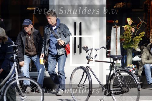 Amsterdam 24 april 2020
Boris Dittrich en zijn partner Jehoshua Rozenman srinken op straat een koffietje .