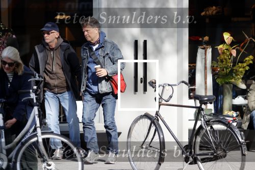Amsterdam 24 april 2020
Boris Dittrich en zijn partner Jehoshua Rozenman srinken op straat een koffietje .