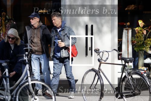 Amsterdam 24 april 2020
Boris Dittrich en zijn partner Jehoshua Rozenman srinken op straat een koffietje .