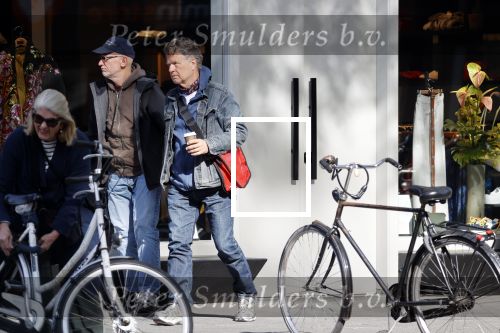 Amsterdam 24 april 2020
Boris Dittrich en zijn partner Jehoshua Rozenman srinken op straat een koffietje .