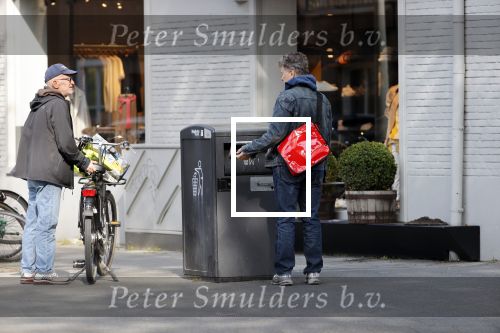 Amsterdam 24 april 2020
Boris Dittrich en zijn partner Jehoshua Rozenman srinken op straat een koffietje .