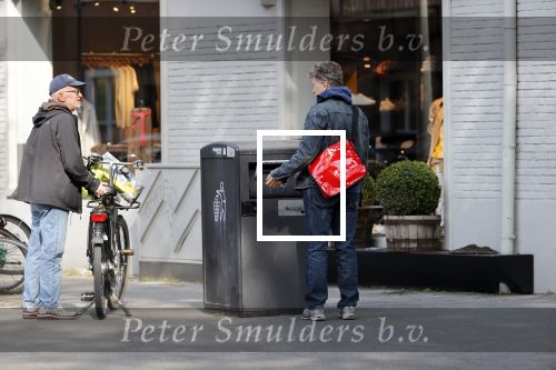 Amsterdam 24 april 2020
Boris Dittrich en zijn partner Jehoshua Rozenman srinken op straat een koffietje .