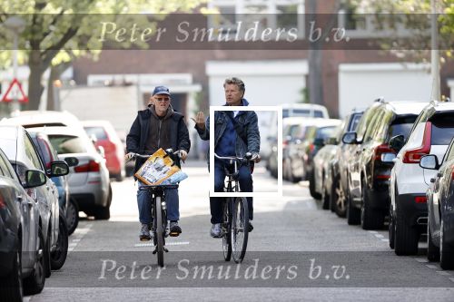 Amsterdam 24 april 2020
Boris Dittrich en zijn partner Jehoshua Rozenman srinken op straat een koffietje .