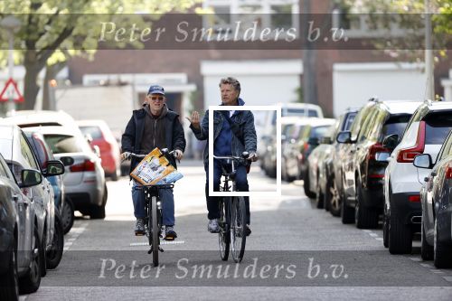 Amsterdam 24 april 2020
Boris Dittrich en zijn partner Jehoshua Rozenman srinken op straat een koffietje .