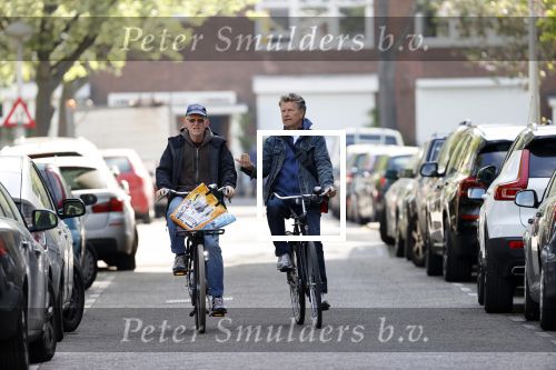 Amsterdam 24 april 2020
Boris Dittrich en zijn partner Jehoshua Rozenman srinken op straat een koffietje .