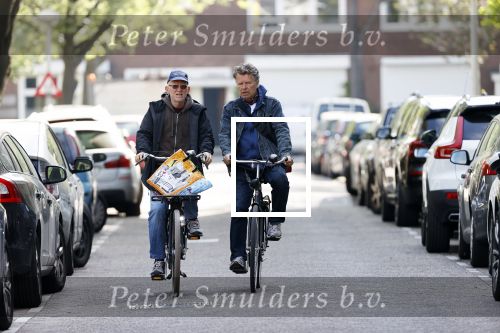 Amsterdam 24 april 2020
Boris Dittrich en zijn partner Jehoshua Rozenman srinken op straat een koffietje .