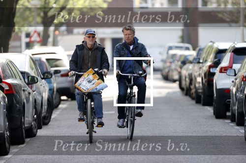 Amsterdam 24 april 2020
Boris Dittrich en zijn partner Jehoshua Rozenman srinken op straat een koffietje .