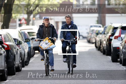 Amsterdam 24 april 2020
Boris Dittrich en zijn partner Jehoshua Rozenman srinken op straat een koffietje .