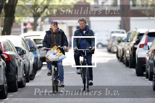 Amsterdam 24 april 2020
Boris Dittrich en zijn partner Jehoshua Rozenman srinken op straat een koffietje .