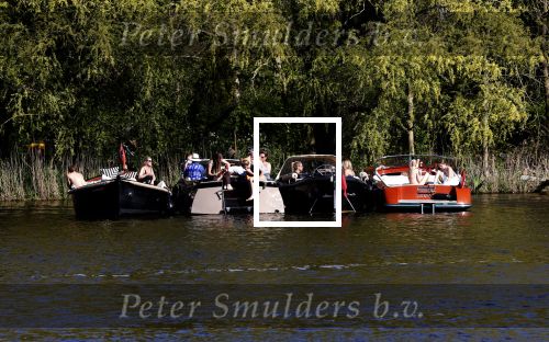 Ouderkerk aan de amstel 19 april 2020
Boten dichtbij elkaar op de amstel. Ze nemen de opdracht 1.5 meter afstand niet echt nauw. Corona