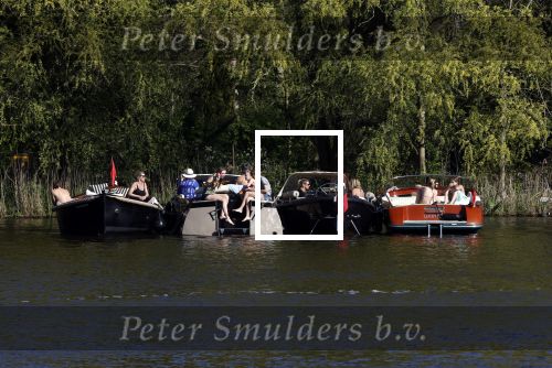 Ouderkerk aan de amstel 19 april 2020
Boten dichtbij elkaar op de amstel. Ze nemen de opdracht 1.5 meter afstand niet echt nauw. Corona
