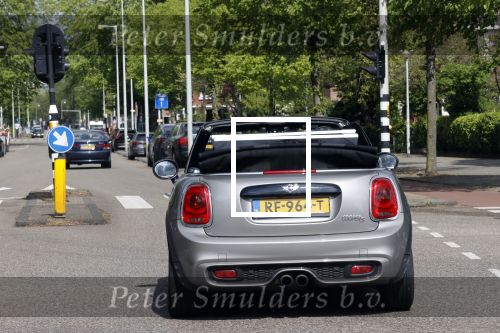 Amsterdam 30 april 2020
Bridget Maasland met haar mini cooper cabrio op weg met schilderij naar haar broer