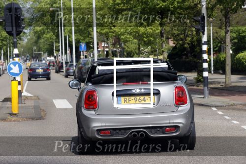 Amsterdam 30 april 2020
Bridget Maasland met haar mini cooper cabrio op weg met schilderij naar haar broer