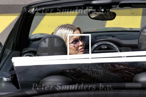 Amsterdam 30 april 2020
Bridget Maasland met haar mini cooper cabrio op weg met schilderij naar haar broer